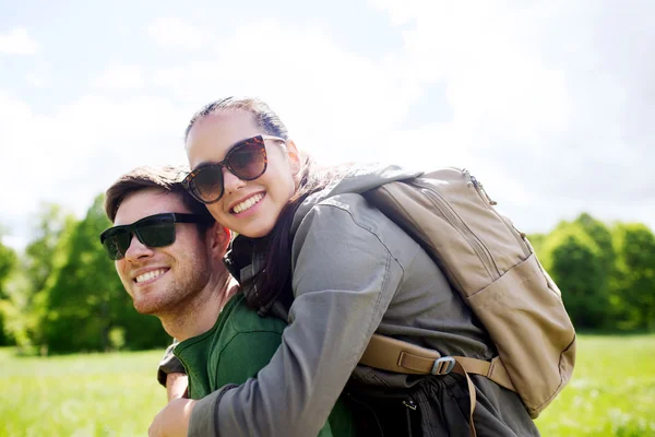 Casal feliz com mochilas se divertindo ao ar livre — Fotografia de Stock