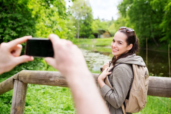 Par med ryggsäckar ta bild genom smartphone — Stockfoto