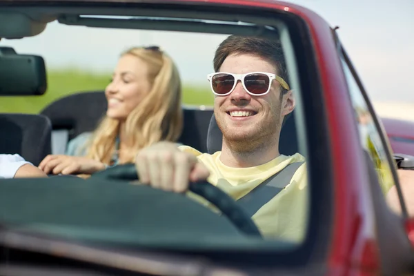 Amigos felizes dirigindo em carro cabriolet — Fotografia de Stock