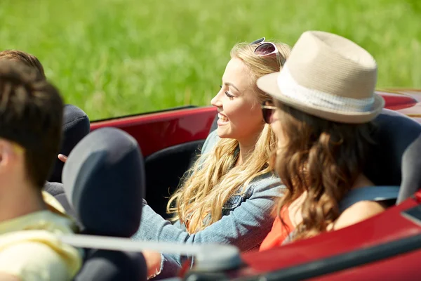Amigos felices conduciendo en coche cabriolet — Foto de Stock