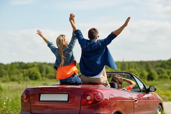 Щасливі друзі, що керують автомобілем в кабріолеті на дачі — стокове фото