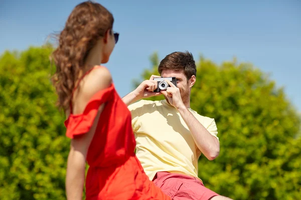 Feliz pareja con cámara fotográfica — Foto de Stock