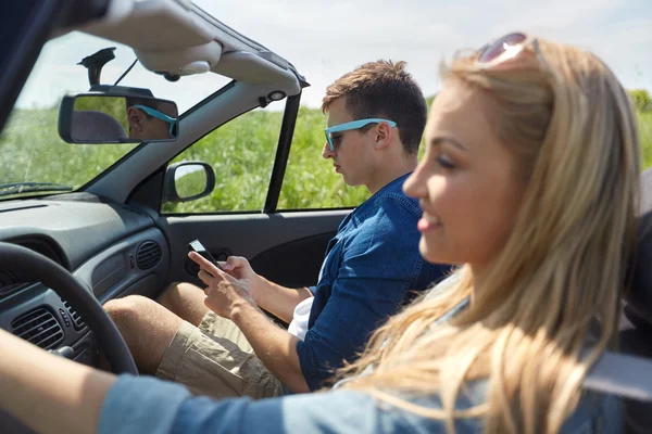 Homem mensagens de texto no smartphone dirigindo no carro cabriolet — Fotografia de Stock