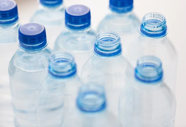 Закрытие бутылок с питьевой водой на столе — стоковое фото