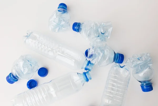 Κοντινό πλάνο χρησιμοποιημένα πλαστικά μπουκάλια στο τραπέζι — Φωτογραφία Αρχείου