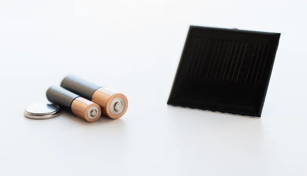 アルカリ電池と太陽電池のクローズ アップ — ストック写真