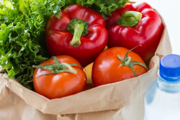 Nahaufnahme einer Papiertüte mit Gemüse und Wasser — Stockfoto