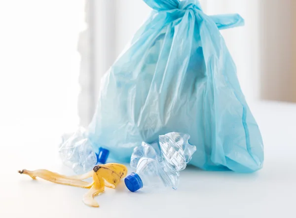 Κοντινό πλάνο τσάντα σκουπίδια με τα σκουπίδια στο σπίτι — Φωτογραφία Αρχείου