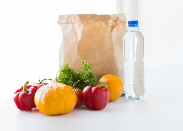 Primo piano del sacchetto di carta con verdure e acqua — Foto Stock