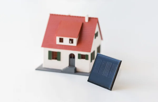 Close up van huis model en solar batterij of cel — Stockfoto