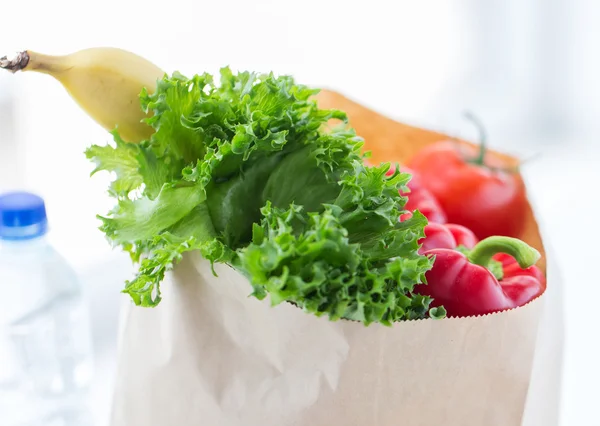 Nahaufnahme einer Tüte mit Fritten, Gemüse und Wasser — Stockfoto