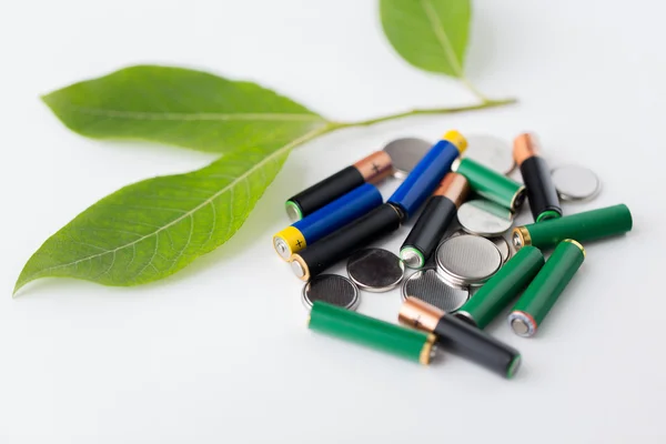 Zbliżenie zielony baterie alkaliczne — Zdjęcie stockowe