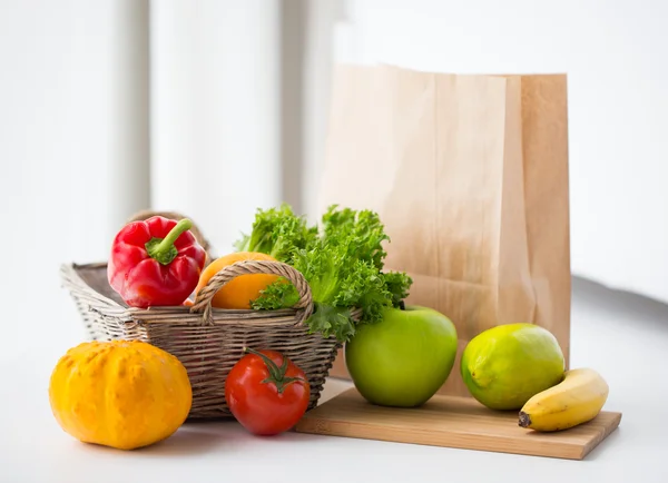 Korb mit frischem Fritten und Gemüse in der Küche — Stockfoto