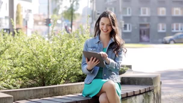 Счастливая молодая женщина или девочка-подросток с планшетным ПК — стоковое видео