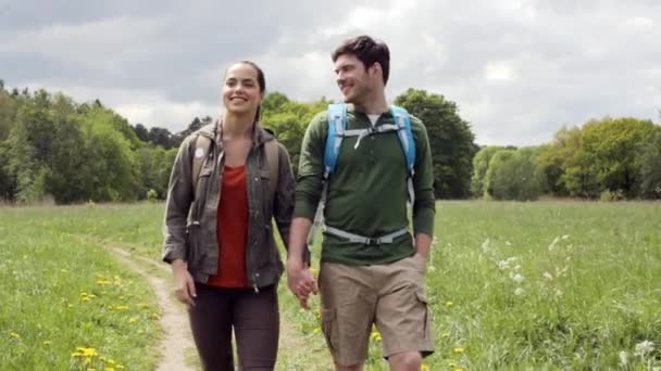 Feliz pareja con mochilas senderismo al aire libre 4 — Vídeo de stock