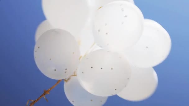 Uppdrivna vita heliumballonger i blå himmel 6 — Stockvideo