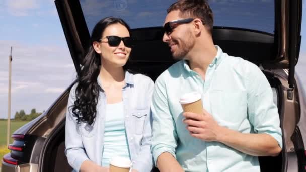 Casal feliz com café no porta-malas carro hatchback 10 — Vídeo de Stock