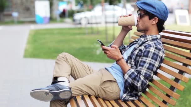 Man met smartphone koffie drinken op straat 53 stad — Stockvideo