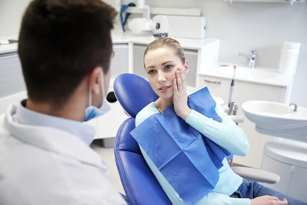 Férfi fogorvos klinikán nő beteg — Stock Fotó