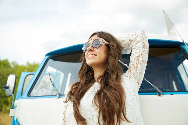 Sorrindo jovem hippie mulher em minivan carro — Fotografia de Stock