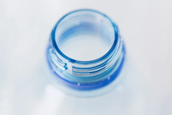 Zamknąć pustą używaną plastikową butelkę wody — Zdjęcie stockowe