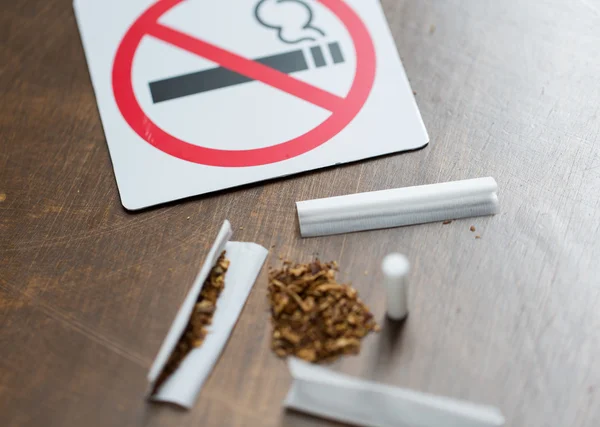 Närbild av marijuana eller handgjorda cigarett — Stockfoto