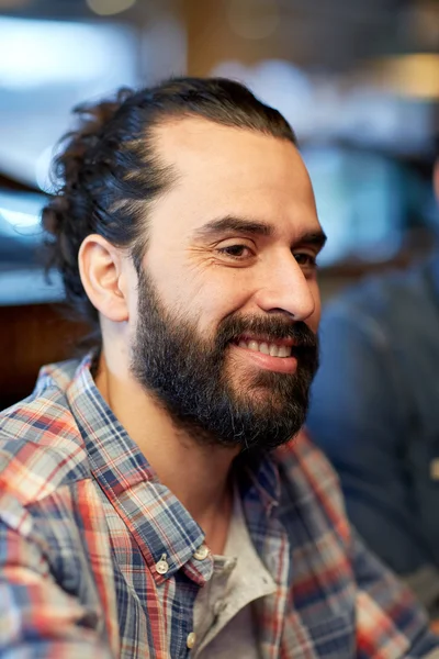 Feliz sonriente cara de hombre de Oriente Medio con barba —  Fotos de Stock