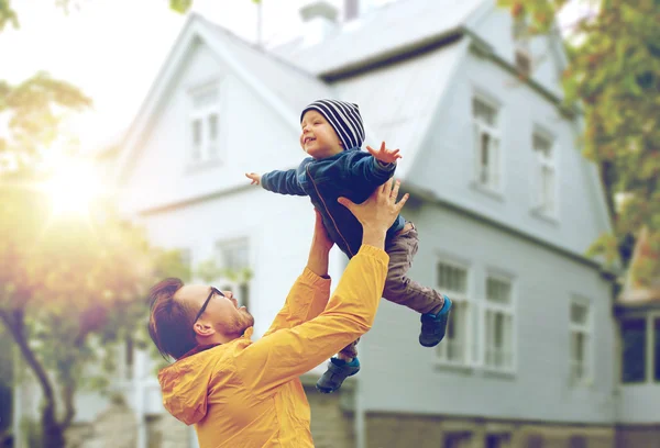 Far med son leka och ha kul utomhus — Stockfoto