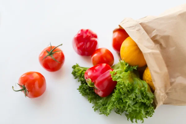 Panier de légumes frais mûrs à la cuisine — Photo