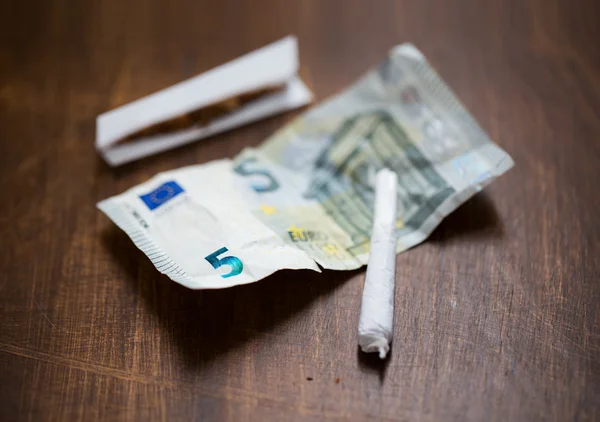 Närbild av marijuana gemensamma och pengar — Stockfoto
