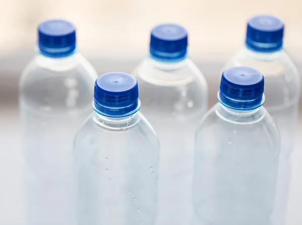 Primer plano de botellas con agua potable en la mesa — Foto de Stock