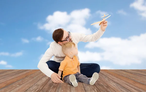 Father and little son playing with toy airplane — Stock Photo, Image