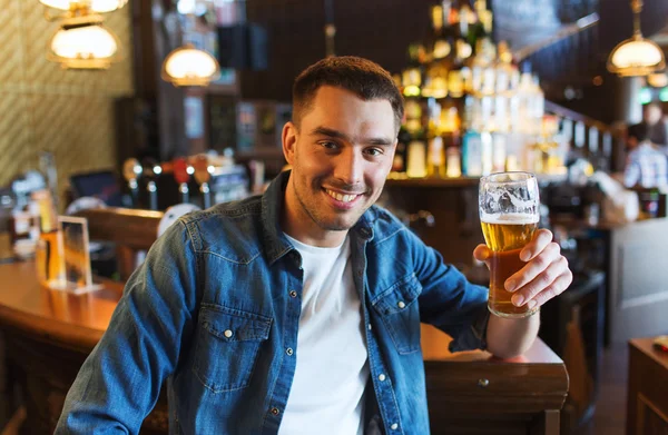 Šťastný muž, pití piva na bar či hospodu — Stock fotografie