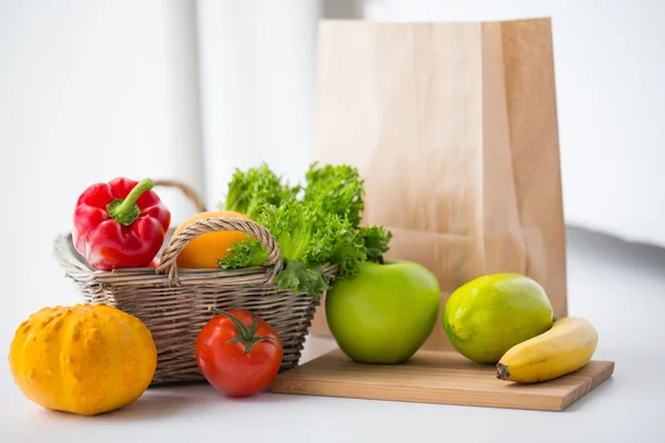 Basket of fresh friuts and vegetables at kitchen — Stock Photo, Image