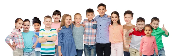 Ryhmä onnellisia hymyileviä lapsia halaamassa — kuvapankkivalokuva