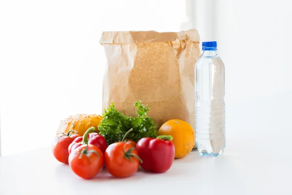 Primo piano del sacchetto di carta con verdure e acqua — Foto Stock