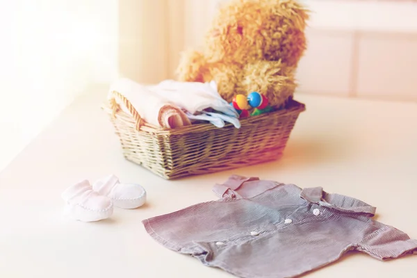 Close up van babykleding en speelgoed voor pasgeborene — Stockfoto