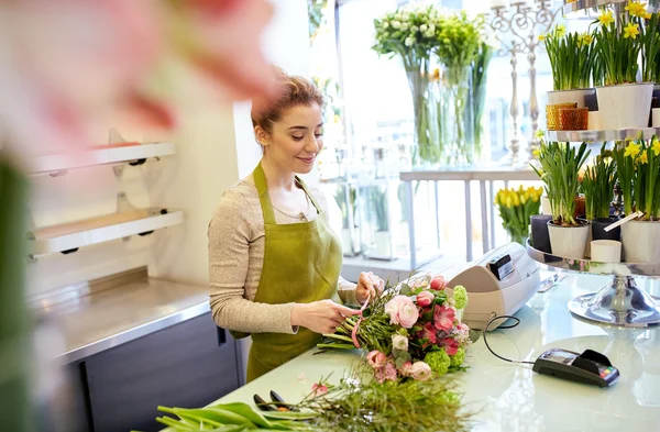 Усміхнена квіткова жінка робить букет у квітковому магазині — стокове фото