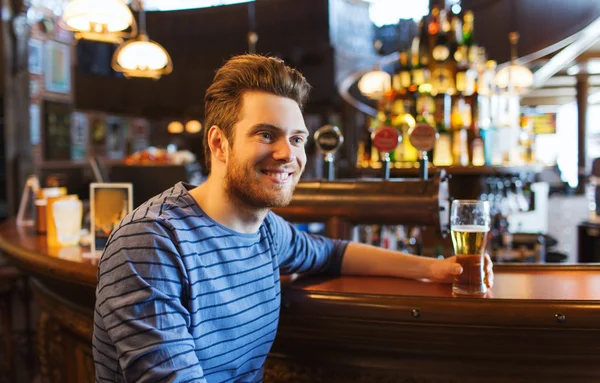 Šťastný muž, pití piva na bar či hospodu — Stock fotografie