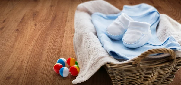 Close up de roupas de bebê para o menino recém-nascido na cesta — Fotografia de Stock