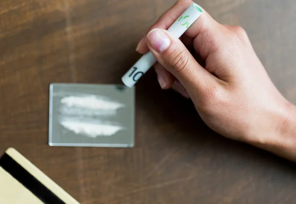 Close up of addict with crack cocaine drug dose — Stock Photo, Image