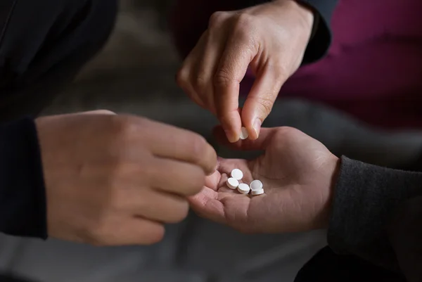 Nahaufnahme von Drogenabhängigen mit Tabletten — Stockfoto