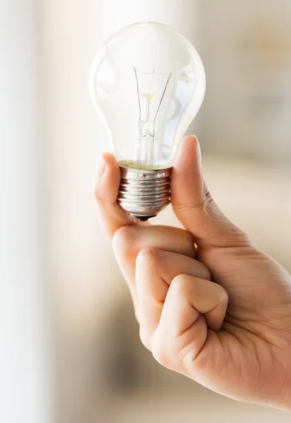 Close-up van de hand met de edison lamp of gloeilamp — Stockfoto