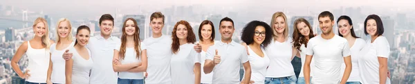 Grupp glada olika människor i vita t-shirts — Stockfoto