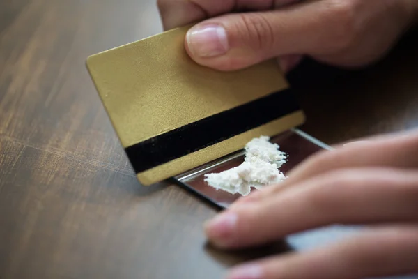 Крупним планом наркоман з дозою кокаїну — стокове фото