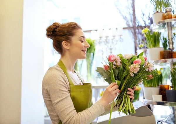 Gülümseyen çiçekçi çiçekçi dükkanı demet yapma — Stok fotoğraf