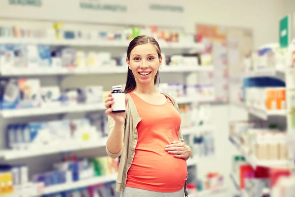 Mujer embarazada feliz con medicamentos en la farmacia — Foto de Stock