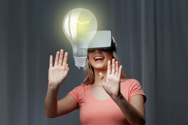 Femeie în realitate virtuală căști sau ochelari 3D — Fotografie, imagine de stoc