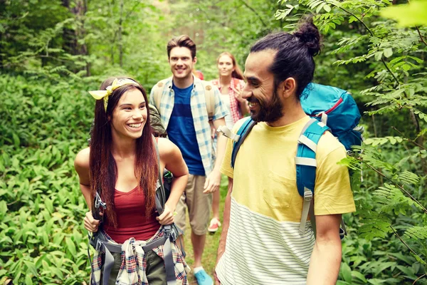 Grupo de amigos sonrientes con mochilas senderismo — Foto de Stock