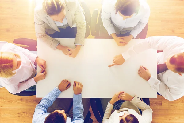 Primo piano del team di lavoro seduto a tavola — Foto Stock